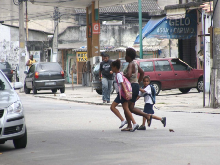 pessoas correndo no rio com medo tiroteio 01